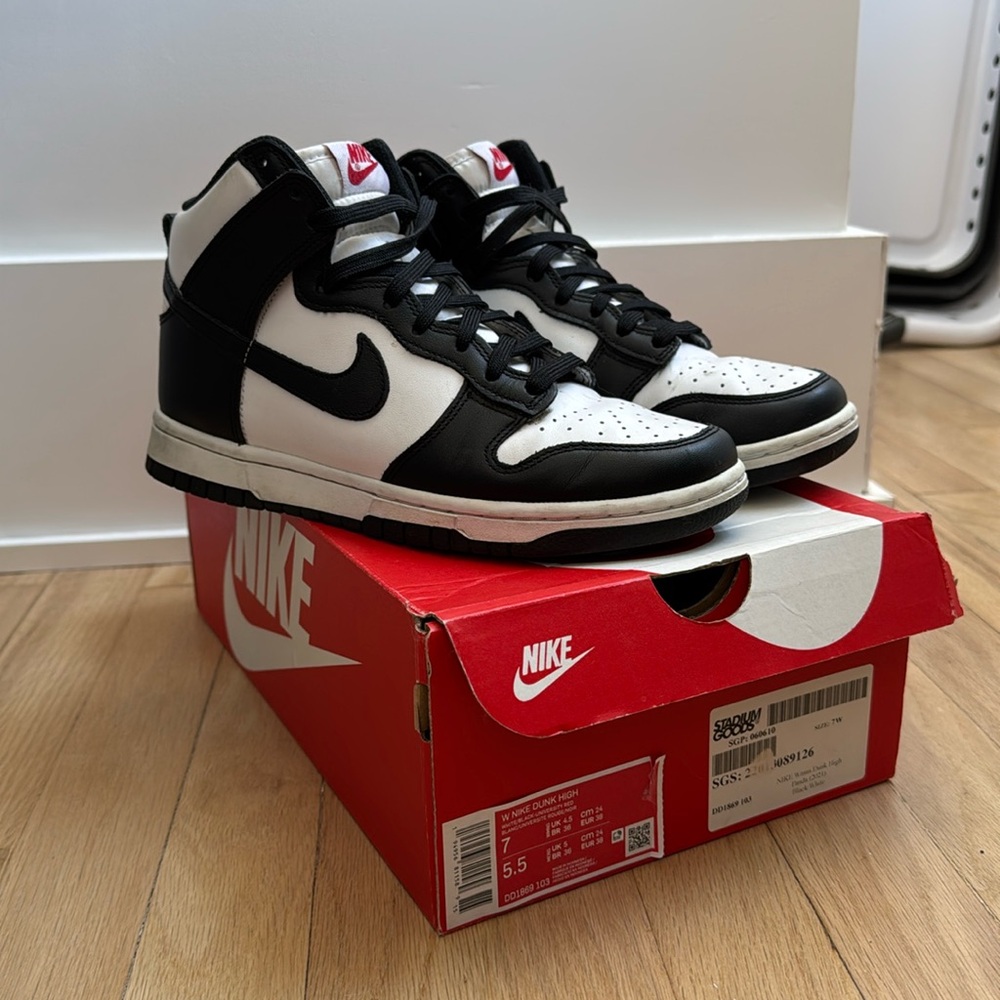 Like new, in box! Women’s Nike Dunk High Panda Sneakers (sz 7)